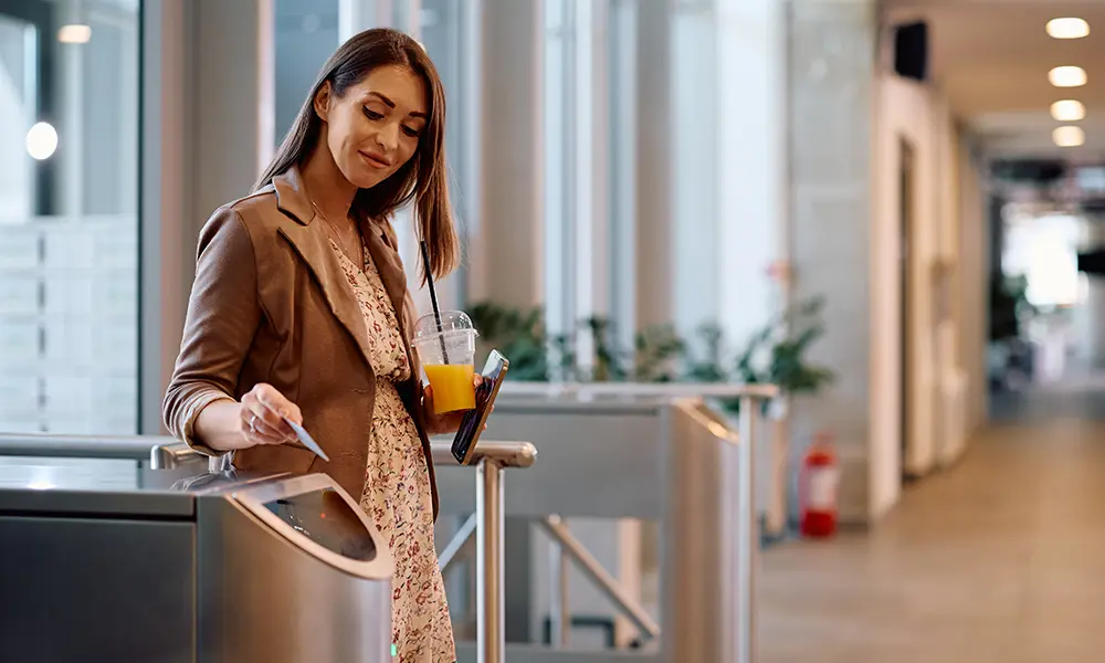 Une femme qui badge dans le hall d'un immeuble