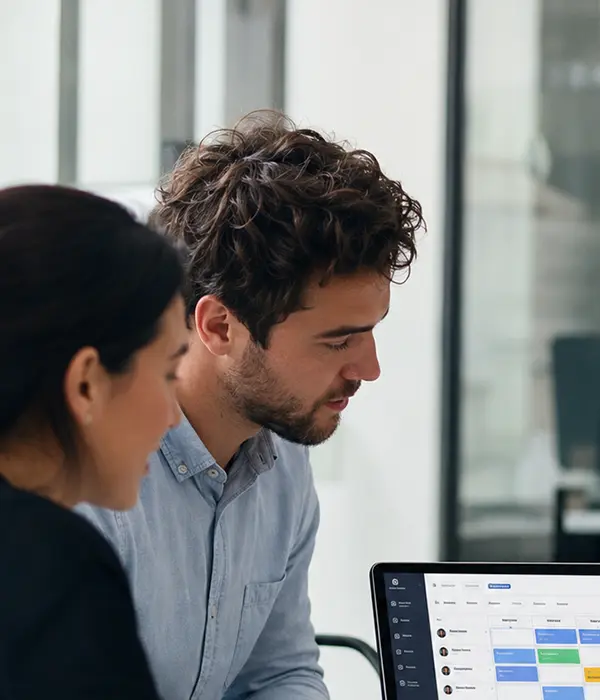 2 collaborateurs devant un planning sur ordinateur