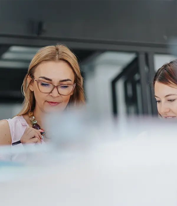 2 femmes dans un bureau