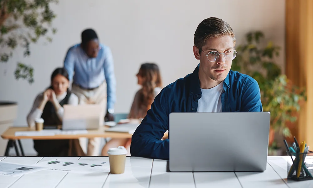 Homme assis &agrave; son bureau