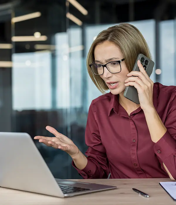 Employ&eacute;e qui semble ne pas &ecirc;tre d'accord avec quelqu'un au t&eacute;l&eacute;phone