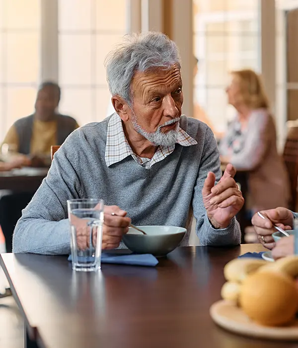 Homme dans une maison de retraite
